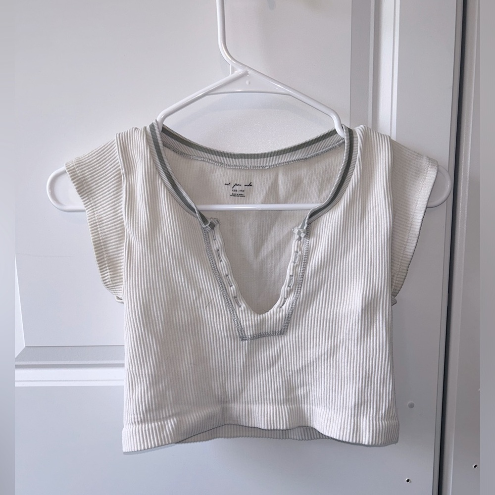 Out from under seamless cropped shirt